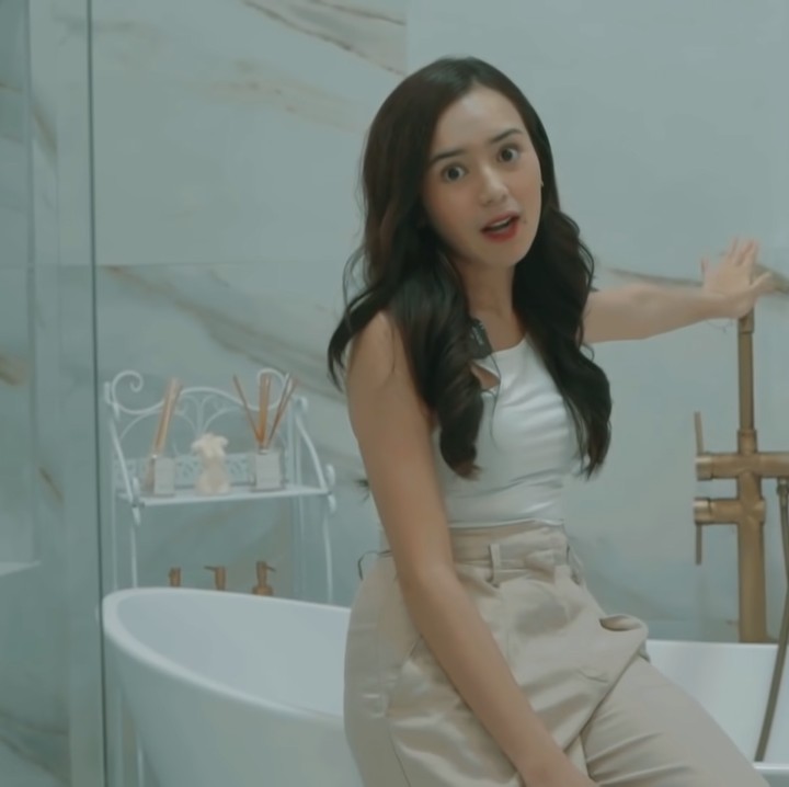 <p>Lanjut kamar mandinya, Bunda. Sama seperti di kamar, tempat ini juga terlihat tak kalah mewah, ya? (Foto: YouTube: Beby Tsabina TV)</p>