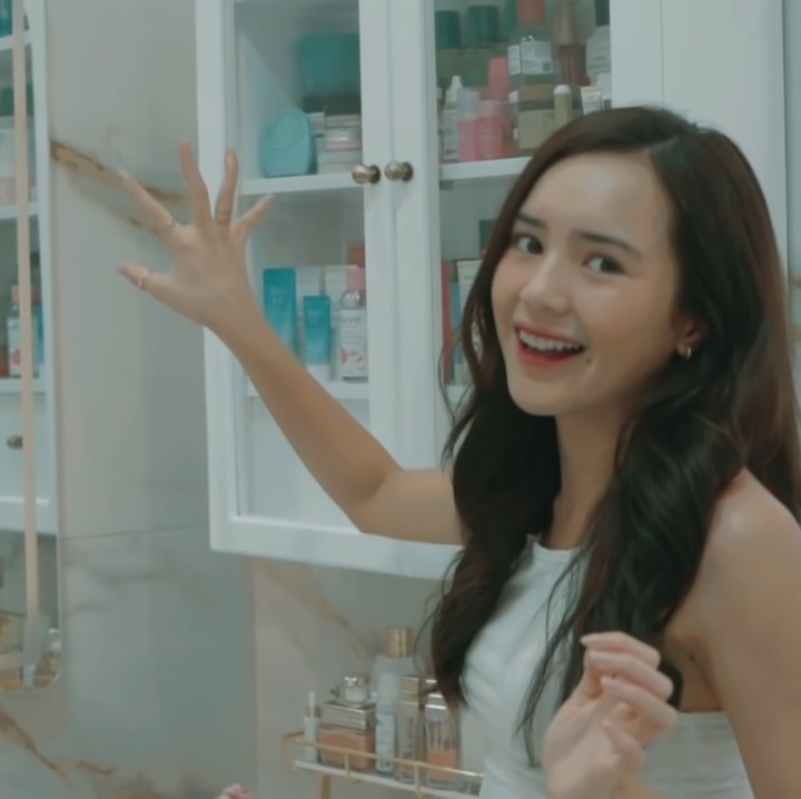 <p>Di sini Beby juga menunjukkan koleksi skincare milknya yang tersusun rapi. Bagaimana menurut Bunda? (Foto: YouTube: Beby Tsabina TV)</p>