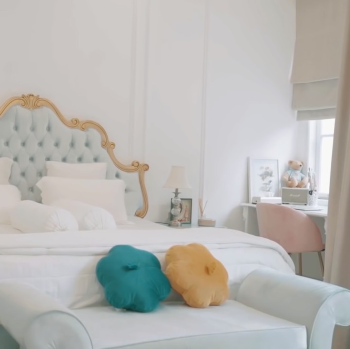 <p>Beby Tsabina menunjukkan penampakan kamarnya nih, Bunda. Tampil dengan dominasi warna putih dan pastel, membuat kamar pesinetron muda ini nampak <em>cozy</em> ya. (Foto: YouTube: Beby Tsabina TV)</p>