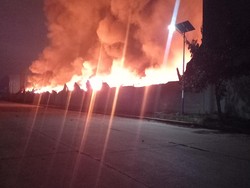 Kebakaran Besar Pabrik di Tangerang: Api Muncul Saat Pekerja Sortir Korek