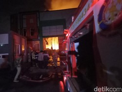 Ada 80 Karyawan Tengah Bekerja Saat Pabrik Korek di Tangerang Terbakar