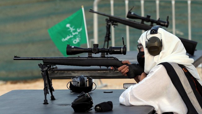 Arab Saudi dilaporkan mulai mengizinkan perempuan juga memiliki senjata api setelah sekian lama menerapkan undang-undang kepemilikan senjata.