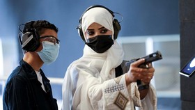 FOTO: Mona Al-Khurais, Perempuan Pelatih Menembak di Saudi