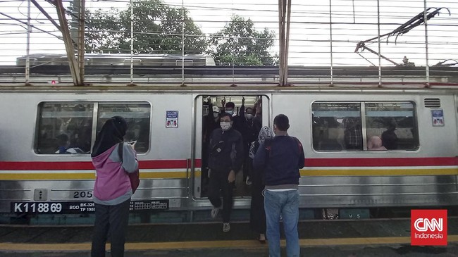 Penumpang KRL menuju Jakarta di sejumlah stasiun tampak penuh di jam sibuk menyusul penerapan PPKM Level 1 di DKI.