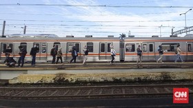 Mobil Tertabrak KRL di Dekat Stasiun Depok, Penumpang Dialihkan