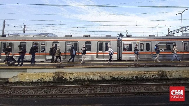 Sebuah mobil tertabrak KRL di perlintasan Stasiun Citayam dan Stasiun Depok pada Jumat siang. Penumpang di Stasiun Depok ke KA 1509 jurusan Nambo-Jakarta Kota.