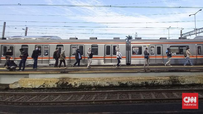 Viral, Insiden Penumpang Kereta Jatuh ke Kolong Peron Stasiun UI Depok