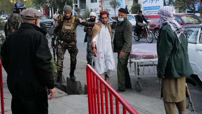 Rumah sakit militer Sardar Mohammad Daud Khan di Kabul diguncang ledakan menyebabkan 15 orang meninggal dan 34 lainnya luka-luka pada Selasa (2/11).