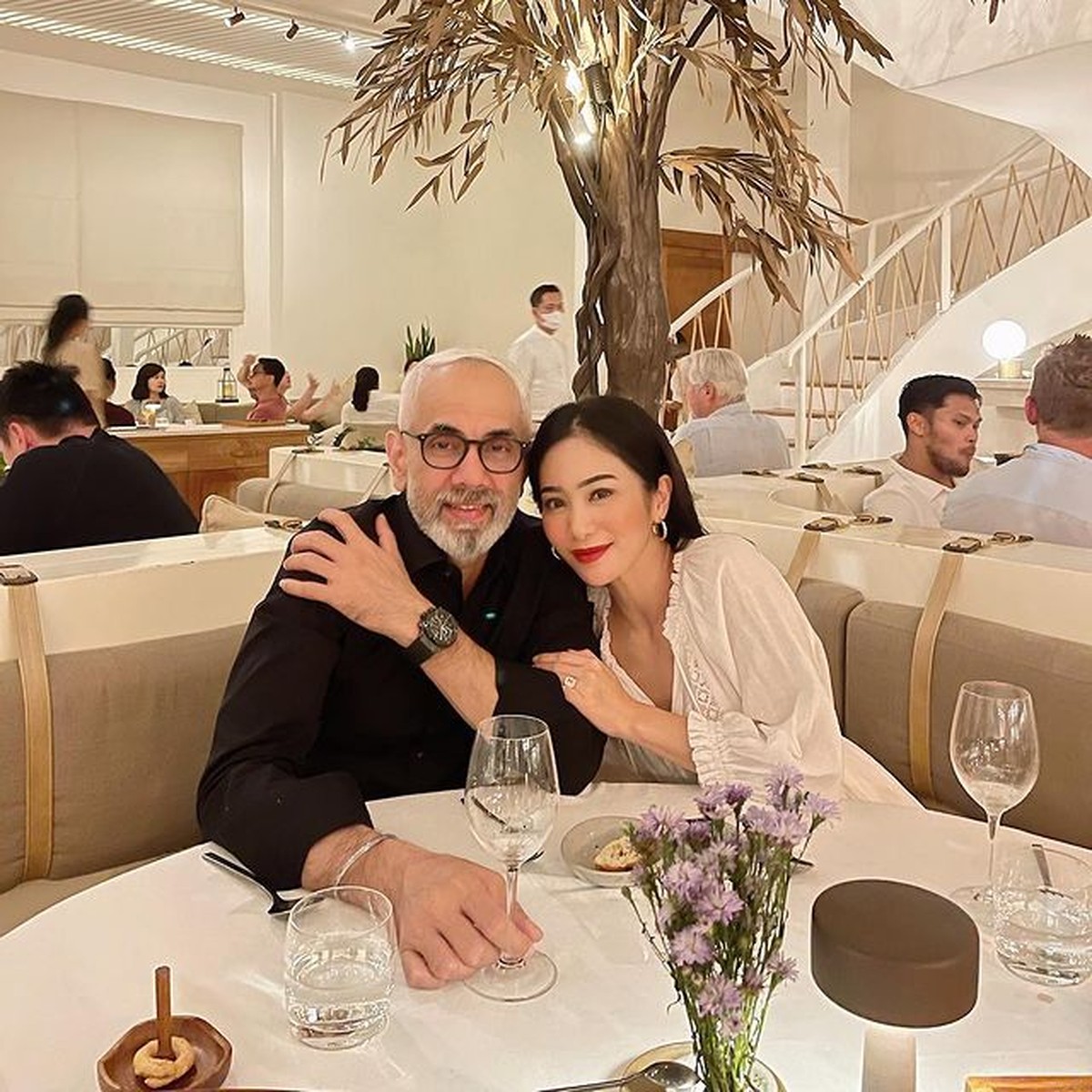 Pernikahan Bunga Zainal dan Sukhdev Singh telah berjalan selama 7 tahun mereka pun merayakannya dengan romantis&period; Yuk intip&excl;