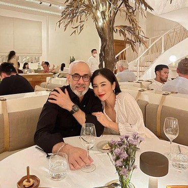 6 Momen Romantis Bunga Zainal & Suami Rayakan Ultah Pernikahan