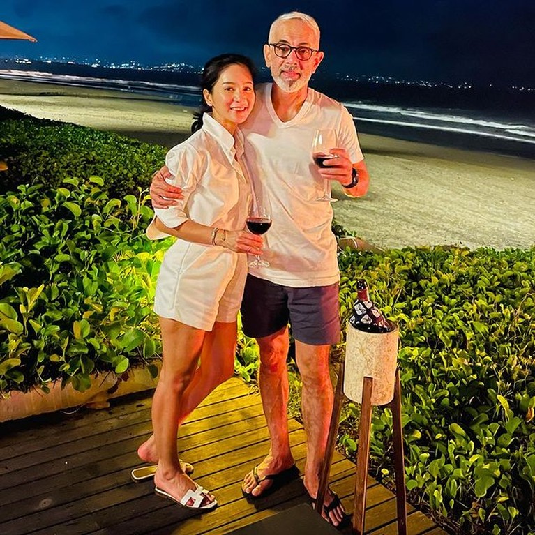 Mesra! 6 Momen Bunga Zainal & Suami Rayakan Ultah Pernikahan ke-7 Pernikahan Bunga Zainal dan Sukhdev Singh telah berjalan selama 7 tahun mereka pun merayakannya dengan romantis. Yuk intip!