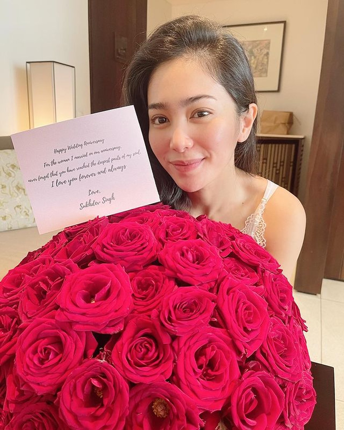 Pernikahan Bunga Zainal dan Sukhdev Singh telah berjalan selama 7 tahun mereka pun merayakannya dengan romantis&period; Yuk intip&excl;