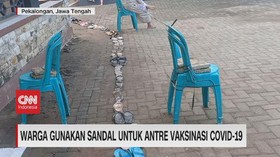 VIDEO: Warga Gunakan Sandal Untuk Antre Vaksinasi Covid-19