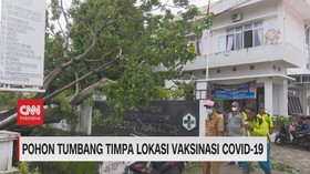 VIDEO: Pohon Tumbang Timpa Lokasi Vaksinasi Covid-19