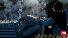 FOTO: Usaha Pabrik Kerupuk Bertahan di Tengah Corona