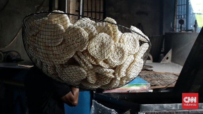 Harga kerupuk naik sejak pemerintah memberlakukan PPN 11 persen dan kenaikan harga sagu, bahan baku kerupuk.