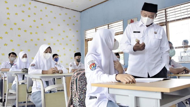 Wagub Jabar Uu Ruzhanul Ulum meninjau pembelajaran tatap muka terbatas di Cianjur dan berpesan kepada siswa, salah satunya meminta mereka tak gagap teknologi.
