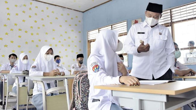 Tinjau PTM Terbatas di Cianjur, Wagub Jabar Berpesan Siswa Tak Gaptek