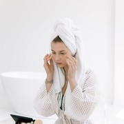 Sebelum Memulai Perawatan Kulit Wajah, Sudah Tahu Perbedaan Exfoliating vs Peeling?