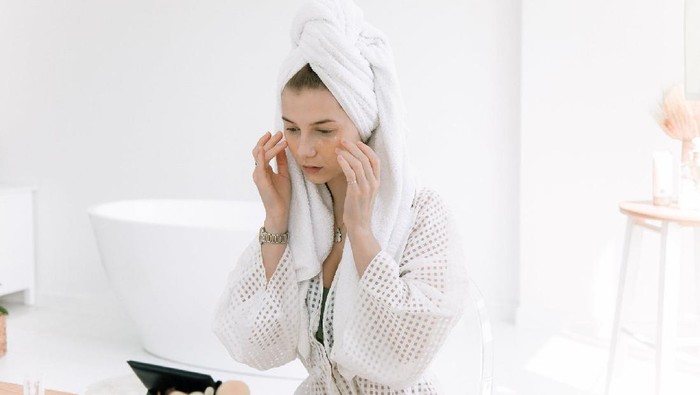 Sebelum Memulai Perawatan Kulit Wajah, Sudah Tahu Perbedaan Exfoliating vs Peeling?