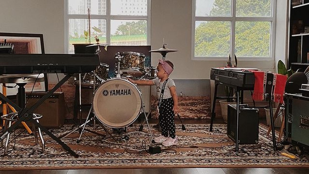 Mutia Ayu perdana memperlihatkan wajah Gewa putri tunggalnya dengan mendiang Glenn Fredly&period; Yuk kita intip potretnya&excl;