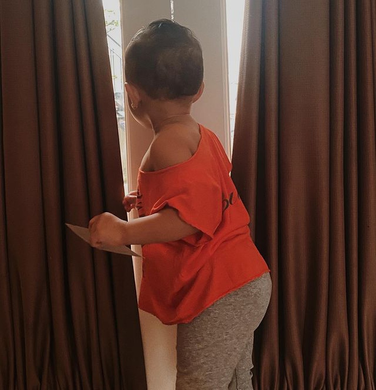 Mutia Ayu perdana memperlihatkan wajah Gewa putri tunggalnya dengan mendiang Glenn Fredly&period; Yuk kita intip potretnya&excl;