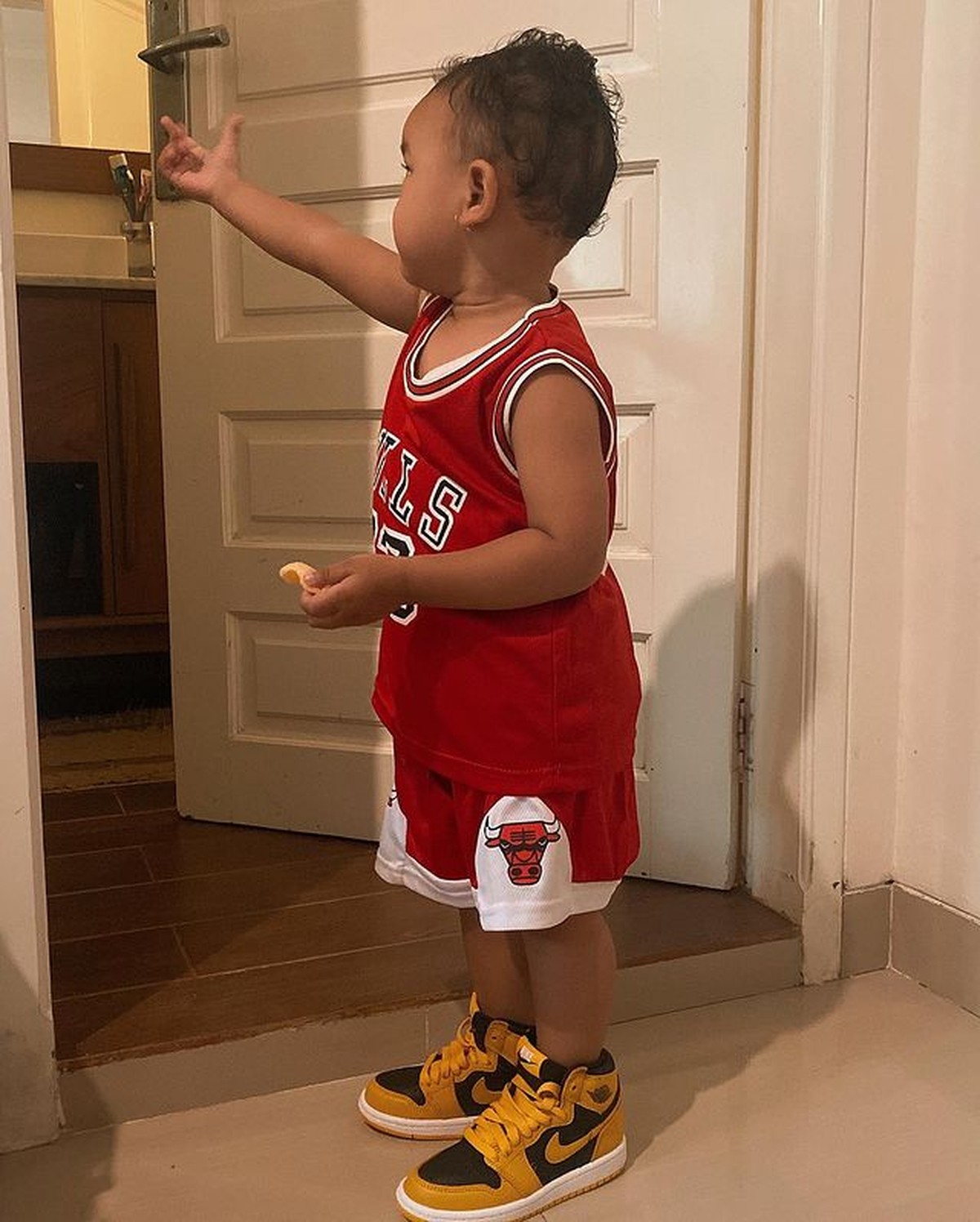 Mutia Ayu perdana memperlihatkan wajah Gewa putri tunggalnya dengan mendiang Glenn Fredly&period; Yuk kita intip potretnya&excl;