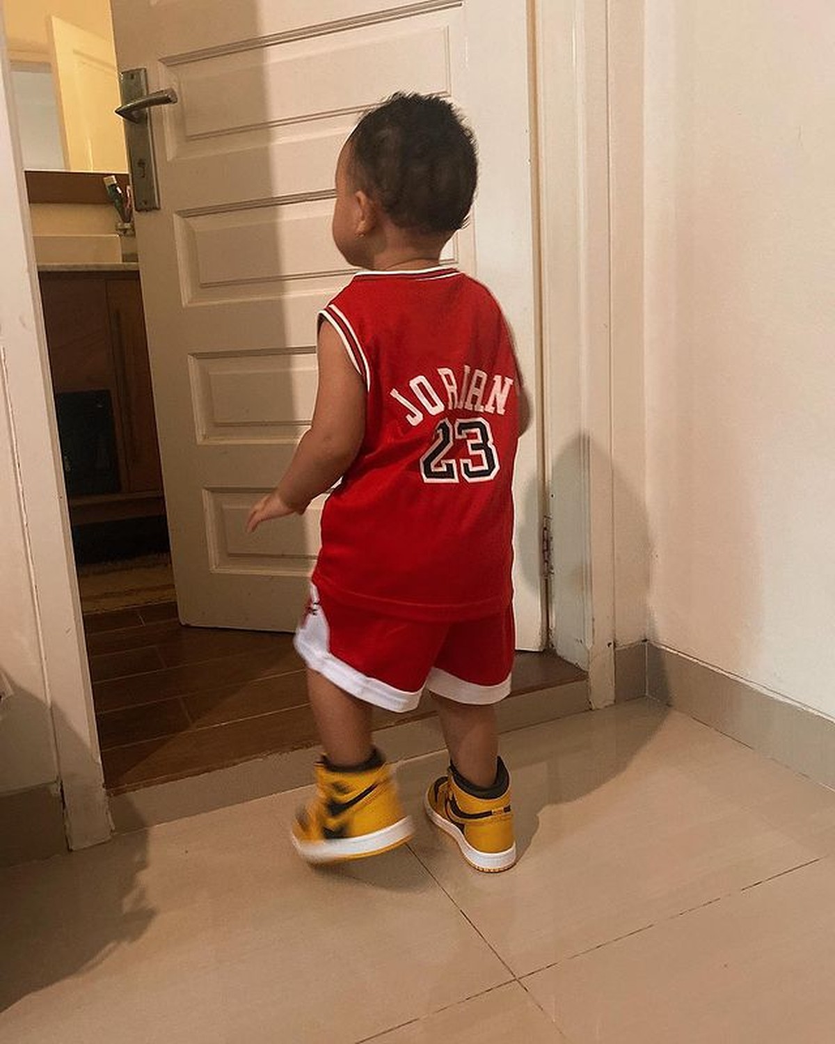 Mutia Ayu perdana memperlihatkan wajah Gewa putri tunggalnya dengan mendiang Glenn Fredly&period; Yuk kita intip potretnya&excl;