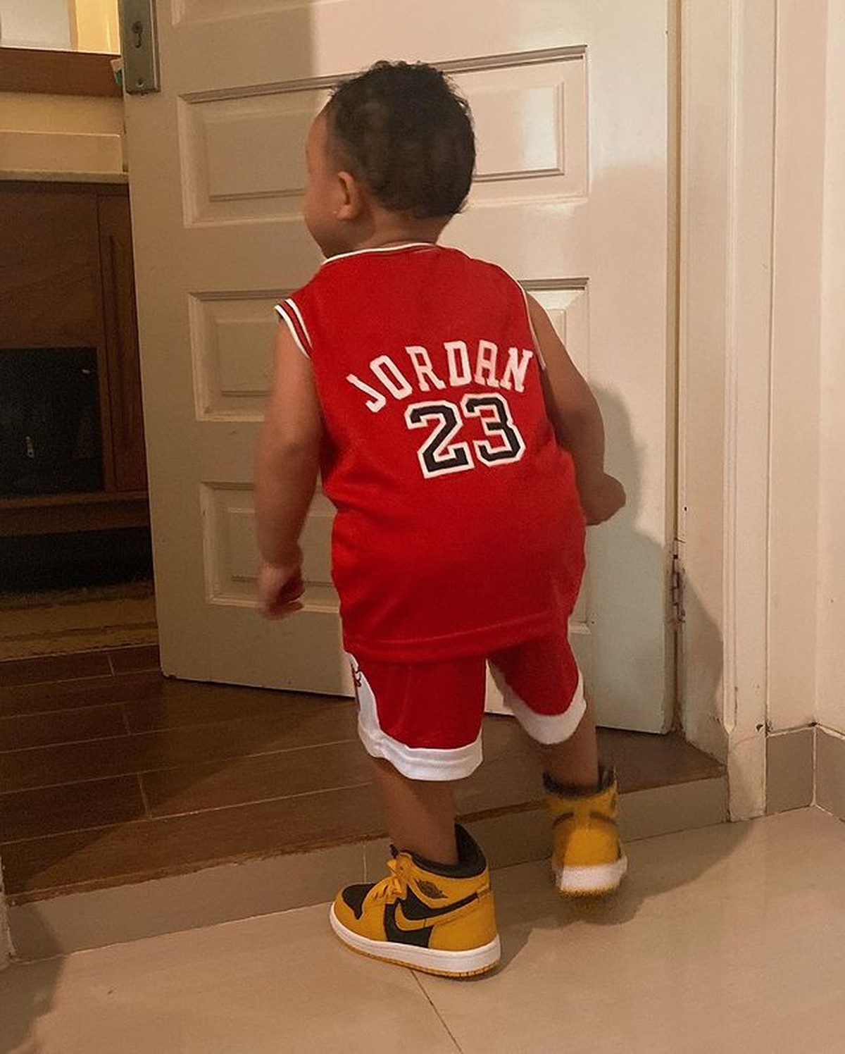 Mutia Ayu perdana memperlihatkan wajah Gewa putri tunggalnya dengan mendiang Glenn Fredly&period; Yuk kita intip potretnya&excl;