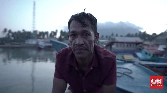 Nelayan Natuna tak kuasa menghadapi kapal ikan asing di wilayah tangkap mereka. Selain menangkap ikan secara berkelompok, kapal milik nelayan asing lebih besar.