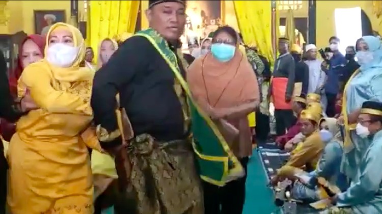 Ratu Kesultanan Pontianak, Nina Widiastuti, melaporkan tindakan dugaan penganiayaan yang dialaminya saat diseret keluar dari keraton (Screenshot video viral) Ratu Kesultanan Pontianak, Nina Widiastuti, melaporkan tindakan dugaan penganiayaan yang dialaminya saat diseret keluar dari keraton (Screenshot video viral)