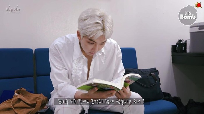 4 Rekomendasi Buku Favorit RM BTS yang Inspiratif, Cocok untuk Isi Waktu Luang! 4 Rekomendasi Buku Favorit RM BTS yang Inspiratif, Cocok untuk Isi Waktu Luang!