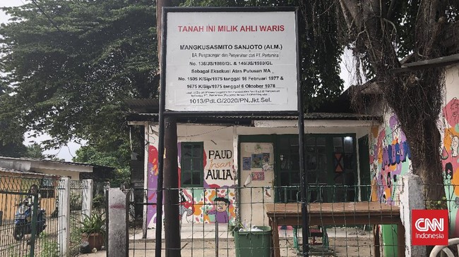 Sekolah Rakyat Pancoran Buntu 2 (Serapan) yang diinisiasi relawan mencoba menjangkau anak korban sengketa lahan tanpa pendidikan di gedung bekas PAUD.
