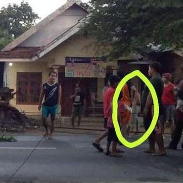 Bikin Merinding, Sosok Kuntilanak Muncul Usai Pohon Besar Ditebang