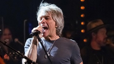 img-title Jon Bon Jovi Positif COVID-19, Konser Dibatalkan