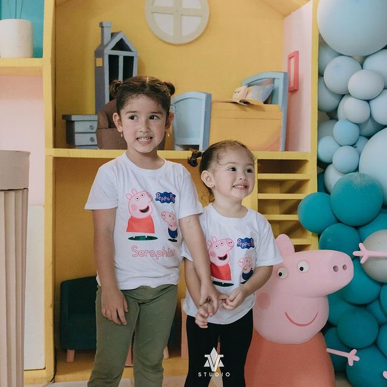 10 Potret Meriah Ultah Putri Yasmine Wildblood Datangkan Waterpark ke Rumah Baru-baru ini Yasmine Wildblood menggelar acara ulang tahun dua putrinya, Seraphine dan Sophia datangkan waterpark ke rumah. Yuk intip!
