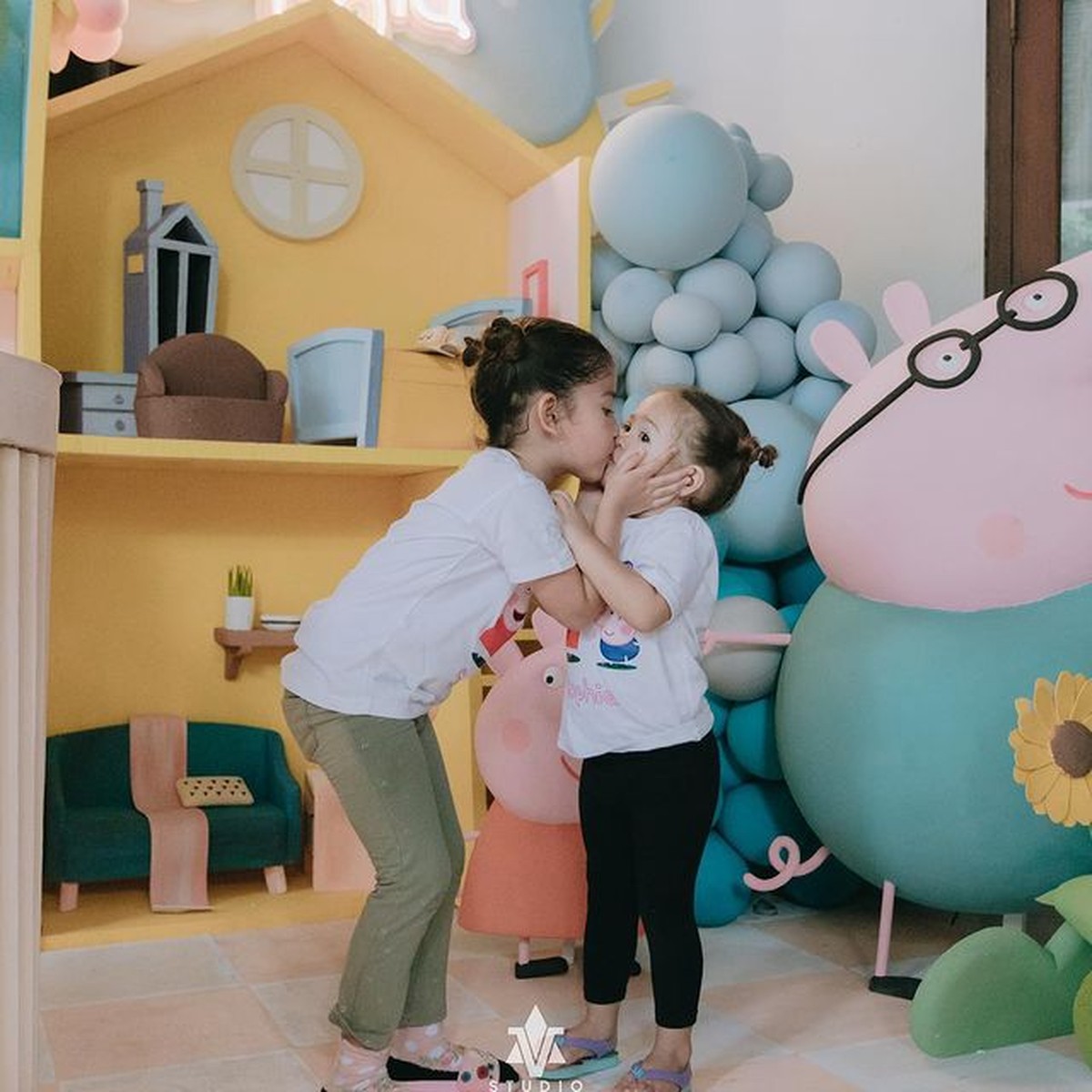 Baru-baru ini Yasmine Wildblood menggelar acara ulang tahun dua putrinya&comma; Seraphine dan Sophia datangkan waterpark ke rumah&period; Yuk intip&excl;