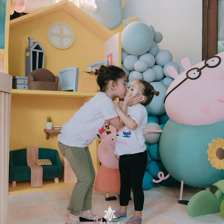 10 Potret Meriah Ultah Putri Yasmine Wildblood Datangkan Waterpark ke Rumah Baru-baru ini Yasmine Wildblood menggelar acara ulang tahun dua putrinya, Seraphine dan Sophia datangkan waterpark ke rumah. Yuk intip!