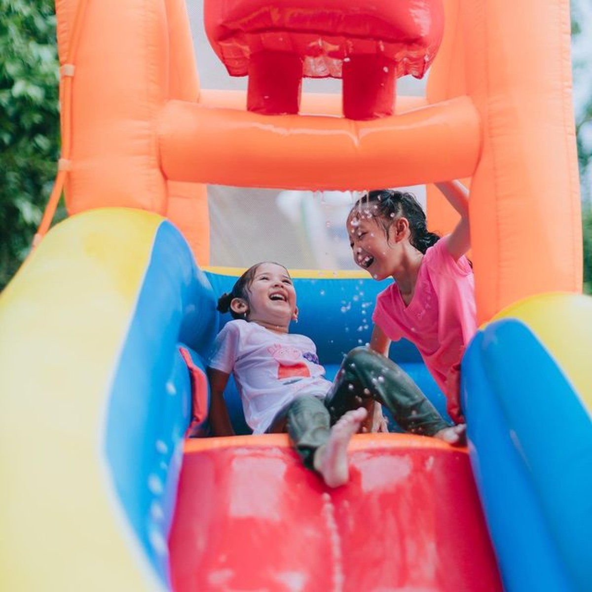 Baru-baru ini Yasmine Wildblood menggelar acara ulang tahun dua putrinya&comma; Seraphine dan Sophia datangkan waterpark ke rumah&period; Yuk intip&excl;