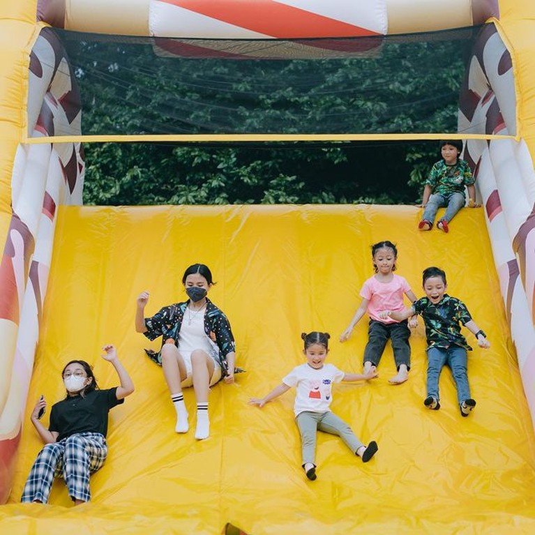 10 Potret Meriah Ultah Putri Yasmine Wildblood Datangkan Waterpark ke Rumah Baru-baru ini Yasmine Wildblood menggelar acara ulang tahun dua putrinya, Seraphine dan Sophia datangkan waterpark ke rumah. Yuk intip!