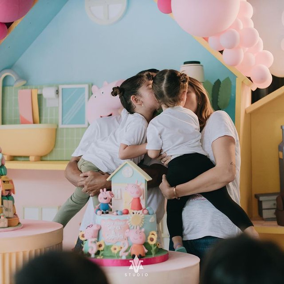 Baru-baru ini Yasmine Wildblood menggelar acara ulang tahun dua putrinya&comma; Seraphine dan Sophia datangkan waterpark ke rumah&period; Yuk intip&excl;