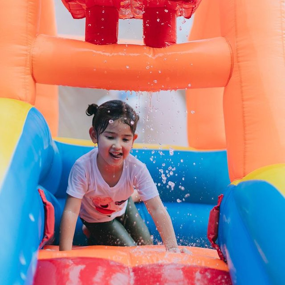 Baru-baru ini Yasmine Wildblood menggelar acara ulang tahun dua putrinya&comma; Seraphine dan Sophia datangkan waterpark ke rumah&period; Yuk intip&excl;