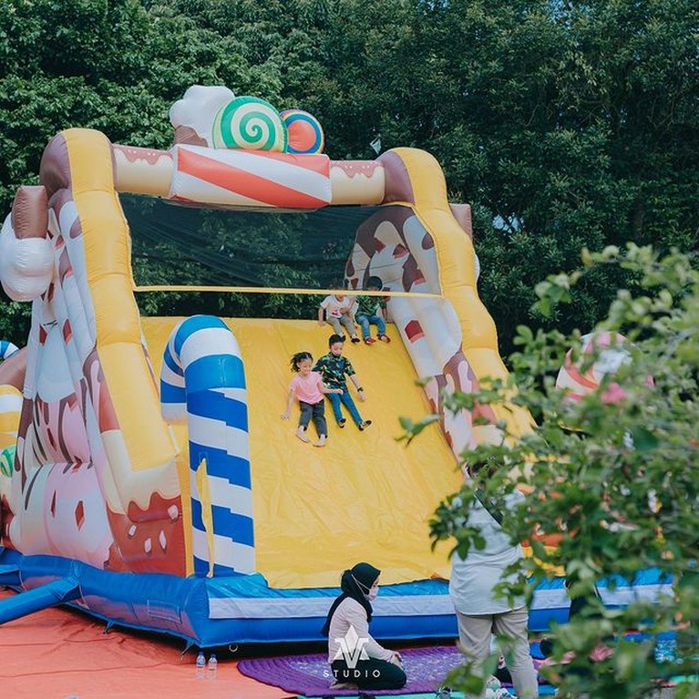 10 Potret Meriah Ultah Putri Yasmine Wildblood Datangkan Waterpark ke Rumah Baru-baru ini Yasmine Wildblood menggelar acara ulang tahun dua putrinya, Seraphine dan Sophia datangkan waterpark ke rumah. Yuk intip!