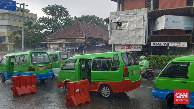 Seorang content creator membagikan pengalamannya naik angkot estafet dari Bekasi ke Puncak Bogor, yang menghabiskan waktu 6 jam 30 menit dengan biaya Rp65 ribu.