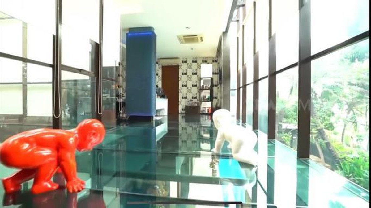 Jennifer Jill jadi sorotan usai ungkap tagihan listrik rumahnya mencapai hampir Rp100 juta&period; Yuk intip potret rumahnya&excl;