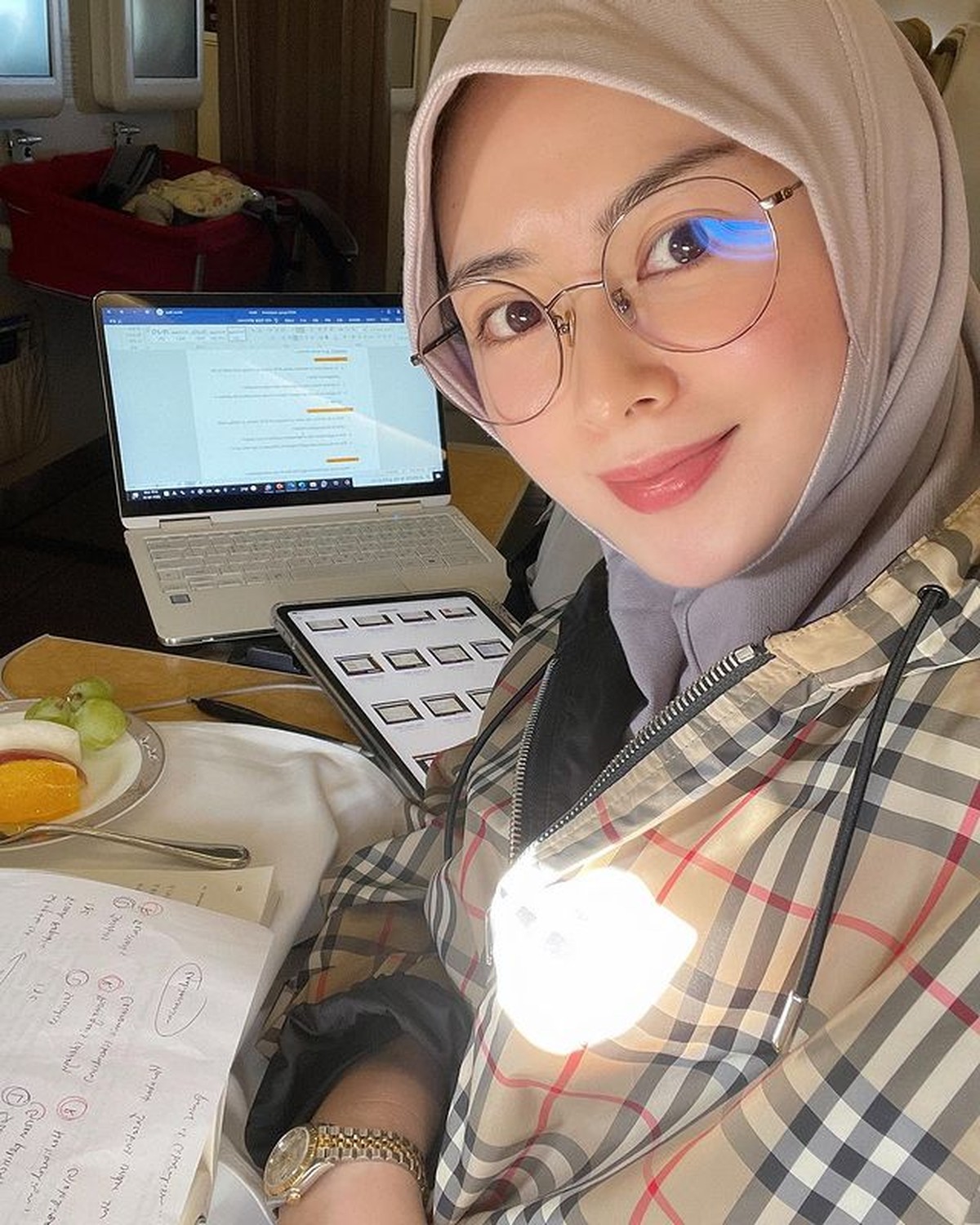 Publik sedang dihebohkan oleh kasus Rachel Vennya kabur dari karantina&comma; namun 6 artis ini malah asyik jalani karantina&period; Yuk intip&excl;