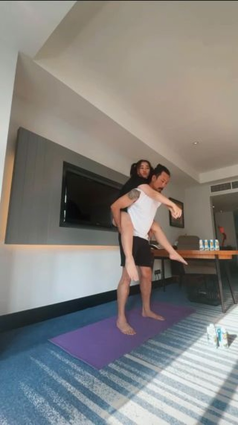 Publik sedang dihebohkan oleh kasus Rachel Vennya kabur dari karantina, namun 6 artis ini malah asyik jalani karantina. Yuk intip!