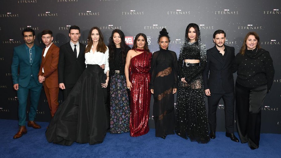 Kumail Nanjiani, Barry Keoghan, Richard Madden, Angelina Jolie, Chloe Zhao, Salma Hayek, Lauren Ridloff, Gemma Chan, Kit Harington dan Victoria Alonso saat menghadiri gala screening Marvel Studios' "Eternals" di BFI IMAX Waterloo on October 27 2021, London, Inggris.