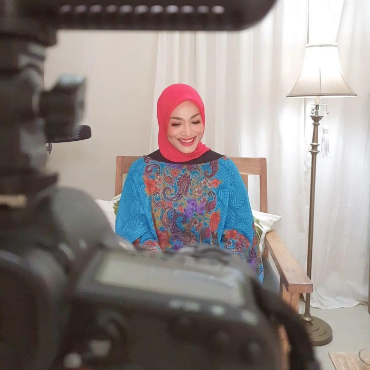 <p>Dengan penampilannya yang baru ini, Dewi Hughes terlihat lebih sehat dan bahagia ya, Bunda. Bagaimana menurut Bunda? (Foto: Instagram @hughes.dewi)</p>