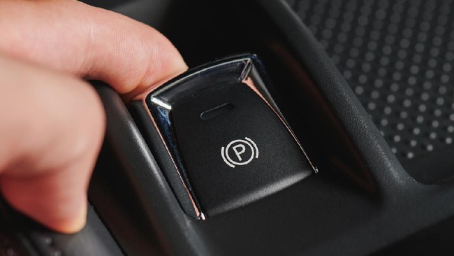 Fitur Electric Parking Brake (EPB) memudahkan pengendara saat merilis atau menonaktifkan rem saat parkir mobil.